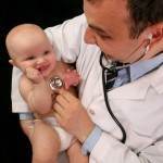 doctor pediatru bebelus (www.bannerhealth.com)