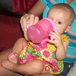 hidratare bebelus bea apa (http://1.bp.blogspot.com)
