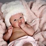 bebelusul cu caciulita (http://angelamphotography.com)
