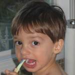 copil care se spala pe dinti (www.yourdentist.net)