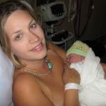 mama si bebelusul imediat dupa nastere (www.urbanmoms.ca)