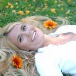 femeie care se relaxeaza (http://natural-aging-skin-solutions.com)