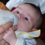 bebelus care bea lapte din biberon (www.babysday.co.uk)