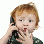 copil cu telefon mobil (www.wisconsinearlychildhood.files.wordpress.com)