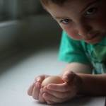 copil cu ou in mana (http://3.bp.blogspot.com)