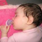 bebelus cu suzeta (http://1.bp.blogspot.com)