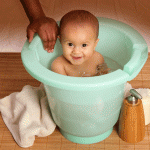 bebelus in cadita (www.spababytubs.com)