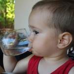bebelus care bea apa (http://2.bp.blogspot.com)