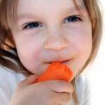 fetita care mananca morcov (http://3.bp.blogspot.com)
