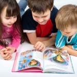 copii care citesc (www.childrensbooksbykarenandrobyn.com)