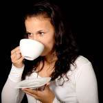 femeie care bea cafea (www.publicdomainpictures.net)