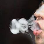 barbat care fumeaza (www.differentwaystopquitsmoking.com)