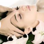 femeie la cosmetica (www.salon-aphrodite.ro)