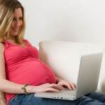 gravida cu laptop